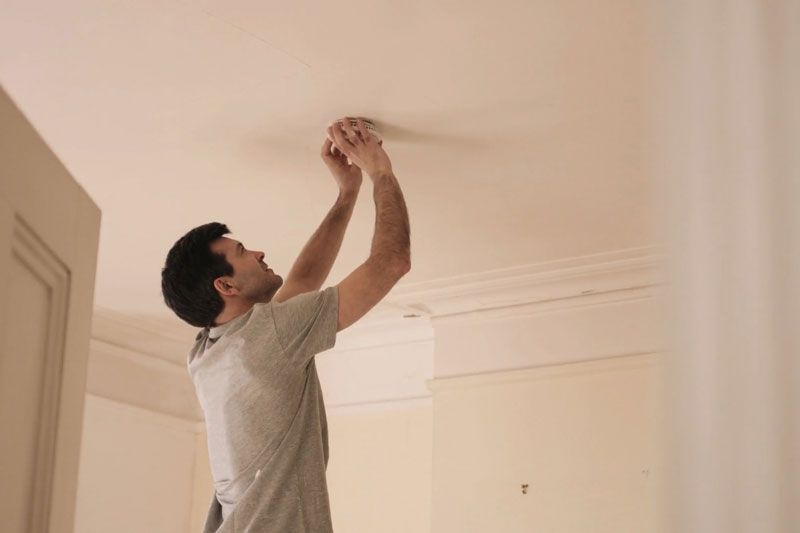 Image of someone changing the batteries in their smoke detector. video - When Do I Need to Replace the Batteries in My Smoke Detector?